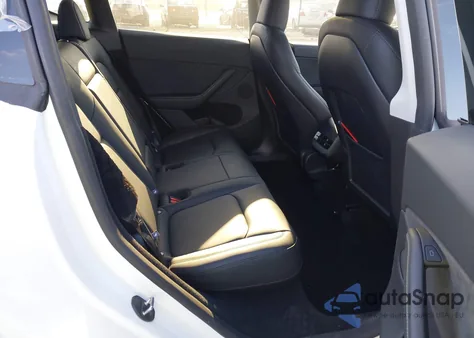 2024 Tesla Model Y Long Range Dual Motor All-Wheel Drive z USA, uszkodzony, nr VIN 7SAYGDEE2RA323152